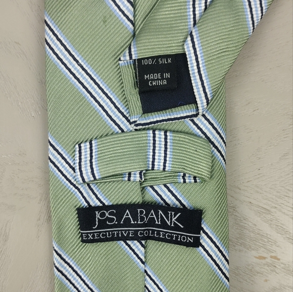 Jos. A Banks 100% Silk Tie - Picture 3 of 3